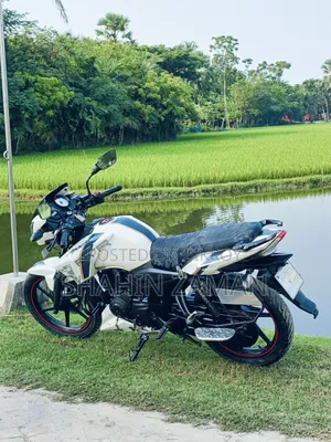টিভিএস আপাচে ১৮০ আরটিআর ২০১৭ সাদা
