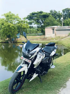 টিভিএস আপাচে ১৮০ আরটিআর ২০১৭ সাদা
