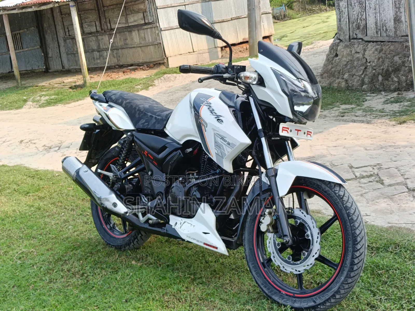 টিভিএস আপাচে ১৮০ আরটিআর ২০১৭ সাদা