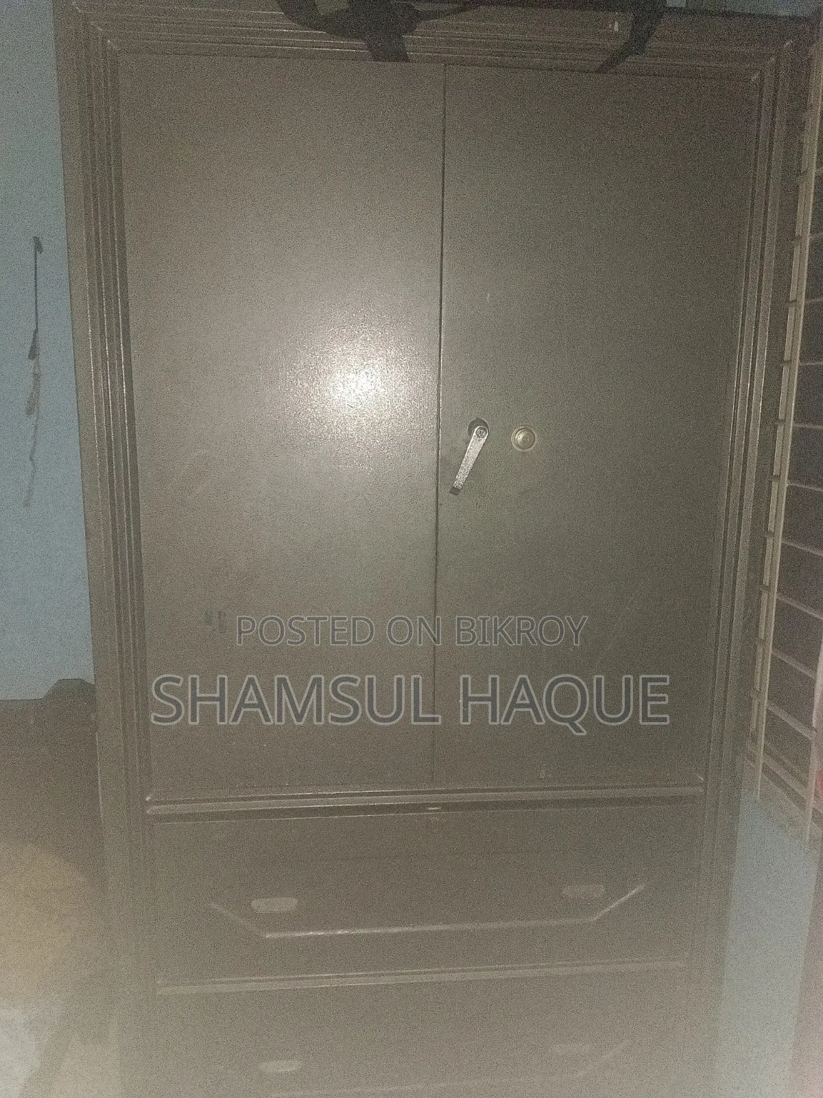 স্টিল আলমিরা
