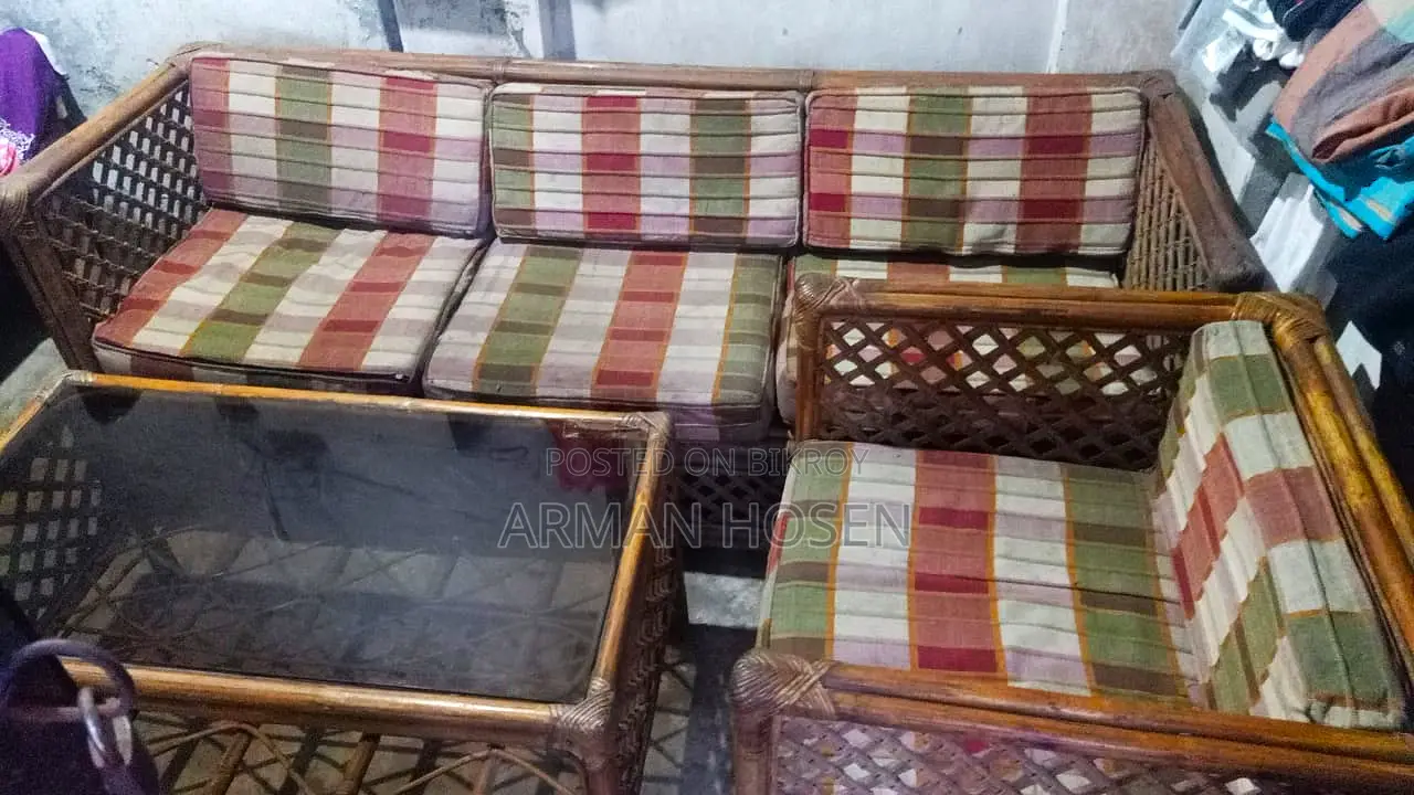 একটি বেতের তৈরী চার সিটের সোফা সেট বিক্রি করা হবে: