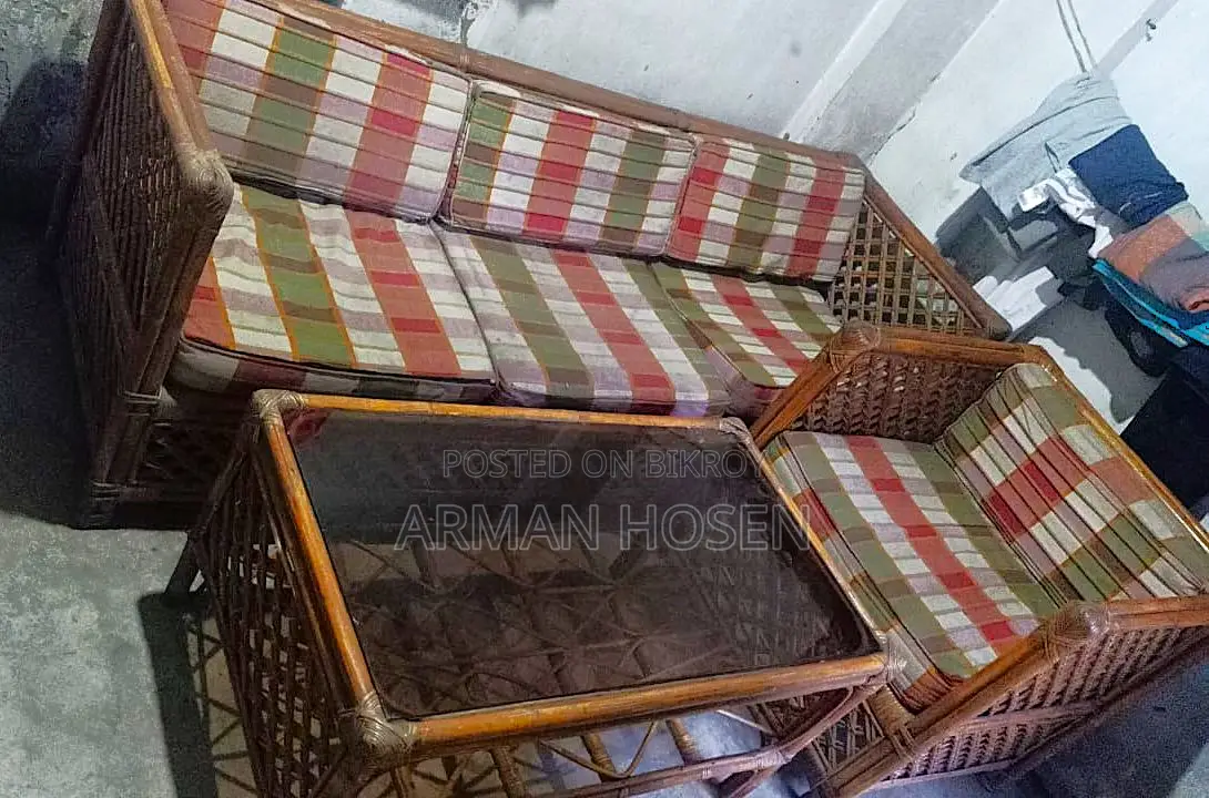 একটি বেতের তৈরী চার সিটের সোফা সেট বিক্রি করা হবে: