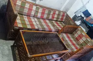 একটি বেতের তৈরী চার সিটের সোফা সেট বিক্রি করা হবে: