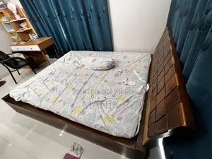 মজবুত কাঠের ডাবল খাট – প্রশস্ত ও স্টাইলিশ