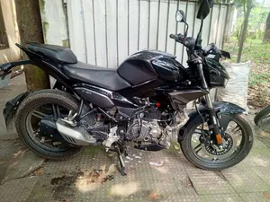 হিরো এক্সট্রিম ১২৫আর ২০২৬ কালো