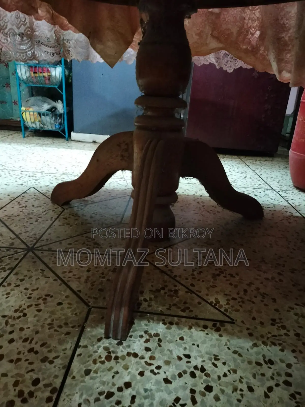 ডাইনিং টেবিল