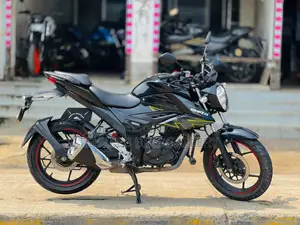সুজুকি জিক্সার ২০২৩ ব্ল্যাক