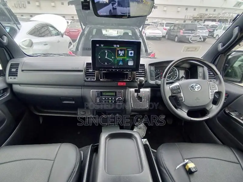 Toyota HiAce 2022 White