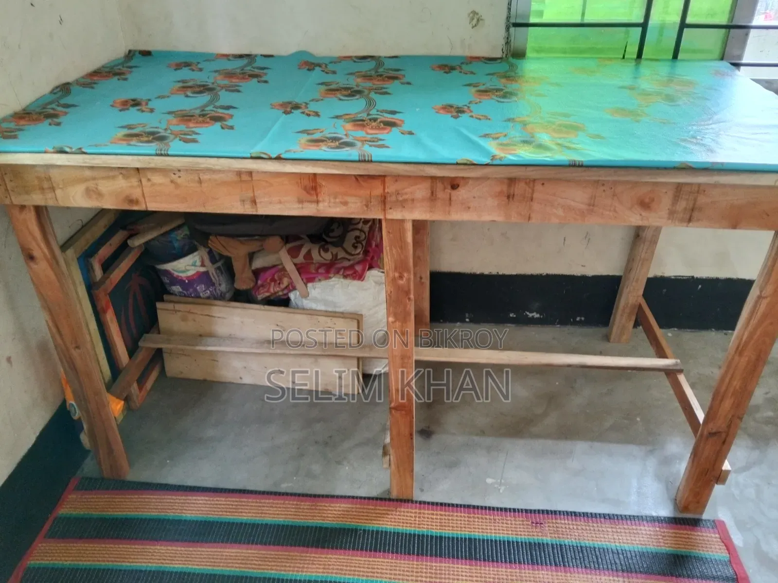একটি কাঠের টেবিল বিক্রয় করা হবে