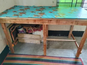 একটি কাঠের টেবিল বিক্রয় করা হবে