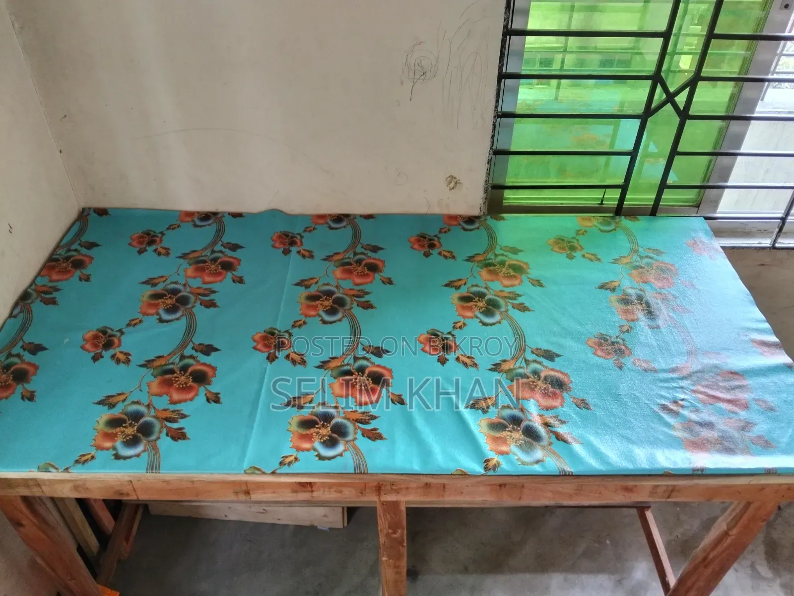 একটি কাঠের টেবিল বিক্রয় করা হবে