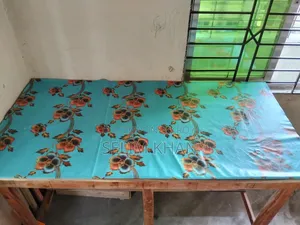 একটি কাঠের টেবিল বিক্রয় করা হবে