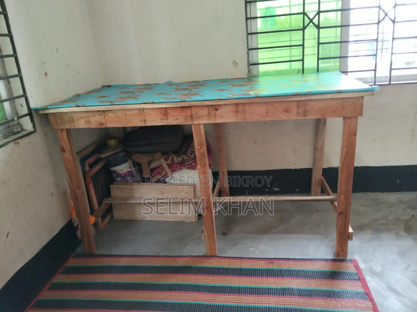একটি কাঠের টেবিল বিক্রয় করা হবে