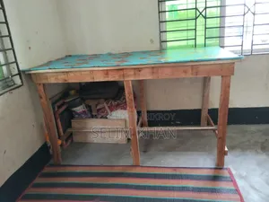 একটি কাঠের টেবিল বিক্রয় করা হবে