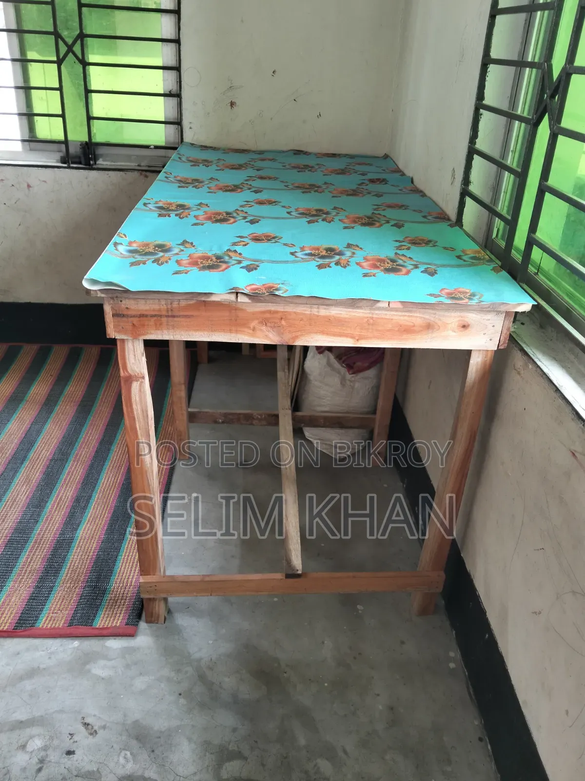 একটি কাঠের টেবিল বিক্রয় করা হবে