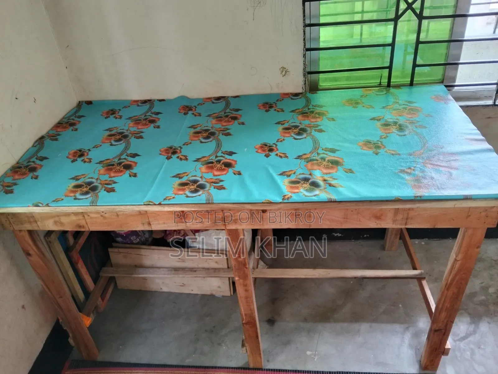 একটি কাঠের টেবিল বিক্রয় করা হবে