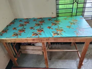 একটি কাঠের টেবিল বিক্রয় করা হবে