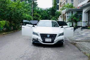 টয়োটা ক্রাউন ২০১৮ পার্ল