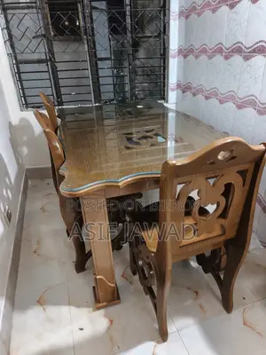একটি একদম নতুন গ্লাস এবং ছয়টি চেয়ার সহ ডাইনিং টেবিল