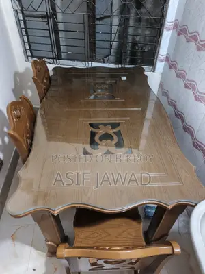 একটি একদম নতুন গ্লাস এবং ছয়টি চেয়ার সহ ডাইনিং টেবিল