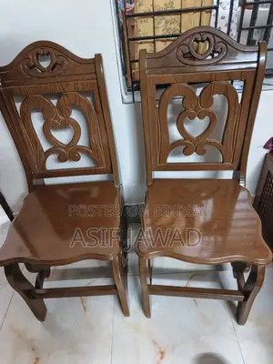 একটি একদম নতুন গ্লাস এবং ছয়টি চেয়ার সহ ডাইনিং টেবিল