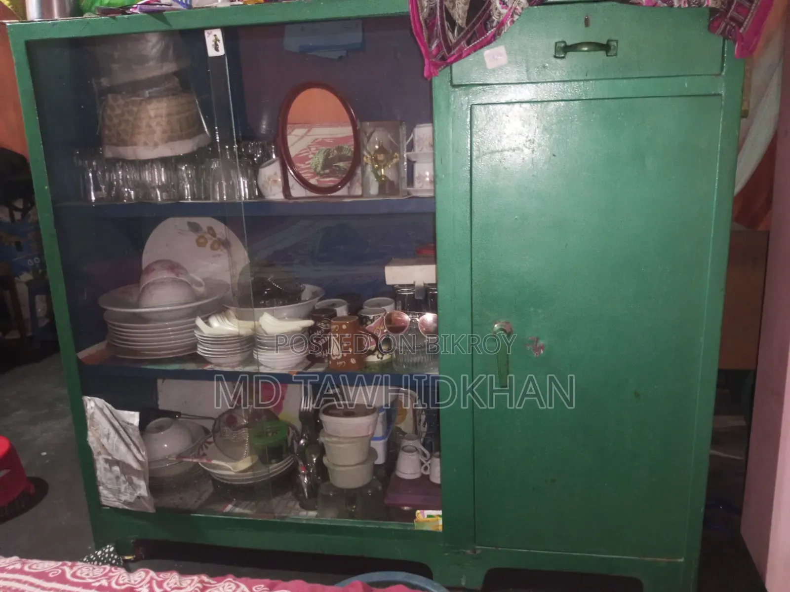 শোকেসটি বিক্রি করা হবে। এই শোকেসটি স্টিলের অনেক মজবুত