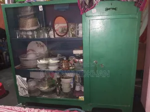 শোকেসটি বিক্রি করা হবে। এই শোকেসটি স্টিলের অনেক মজবুত