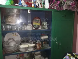 শোকেসটি বিক্রি করা হবে। এই শোকেসটি স্টিলের অনেক মজবুত