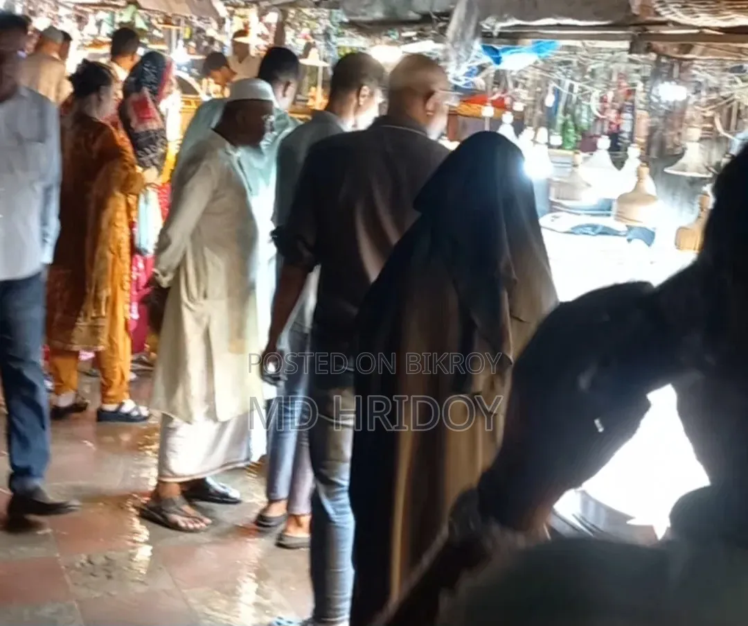 "দোকান ভাড়া হবে"