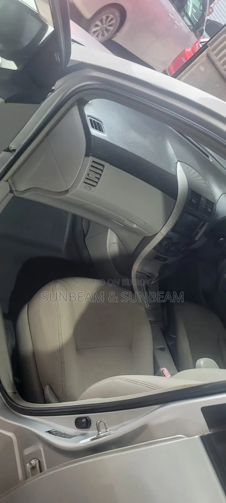 জরুরী ভিত্তিতে সিলভার কালারের Toyota Corolla Axio 2012 বিক্রি হবে।
