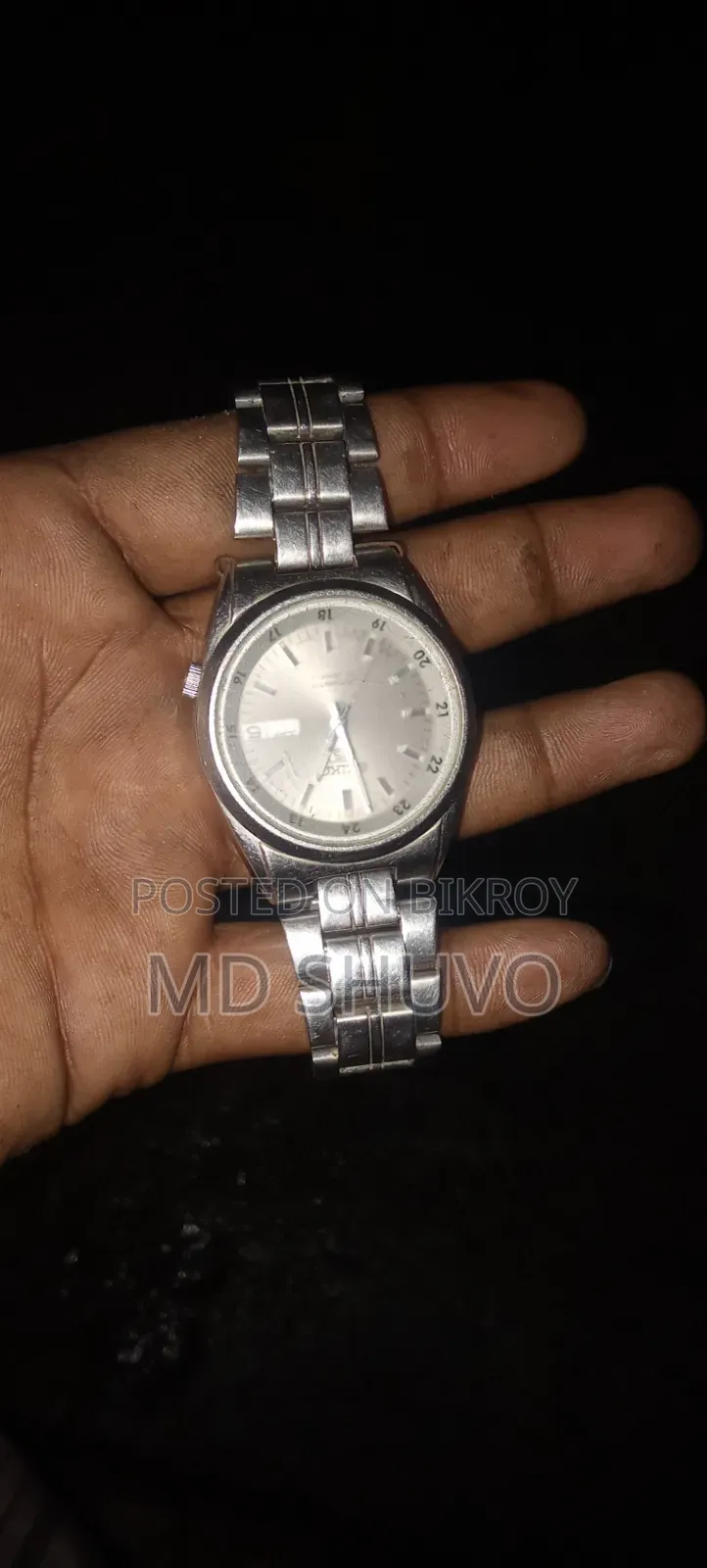 টাকার প্রয়োজন ঘড়িটি বিক্রি করব
