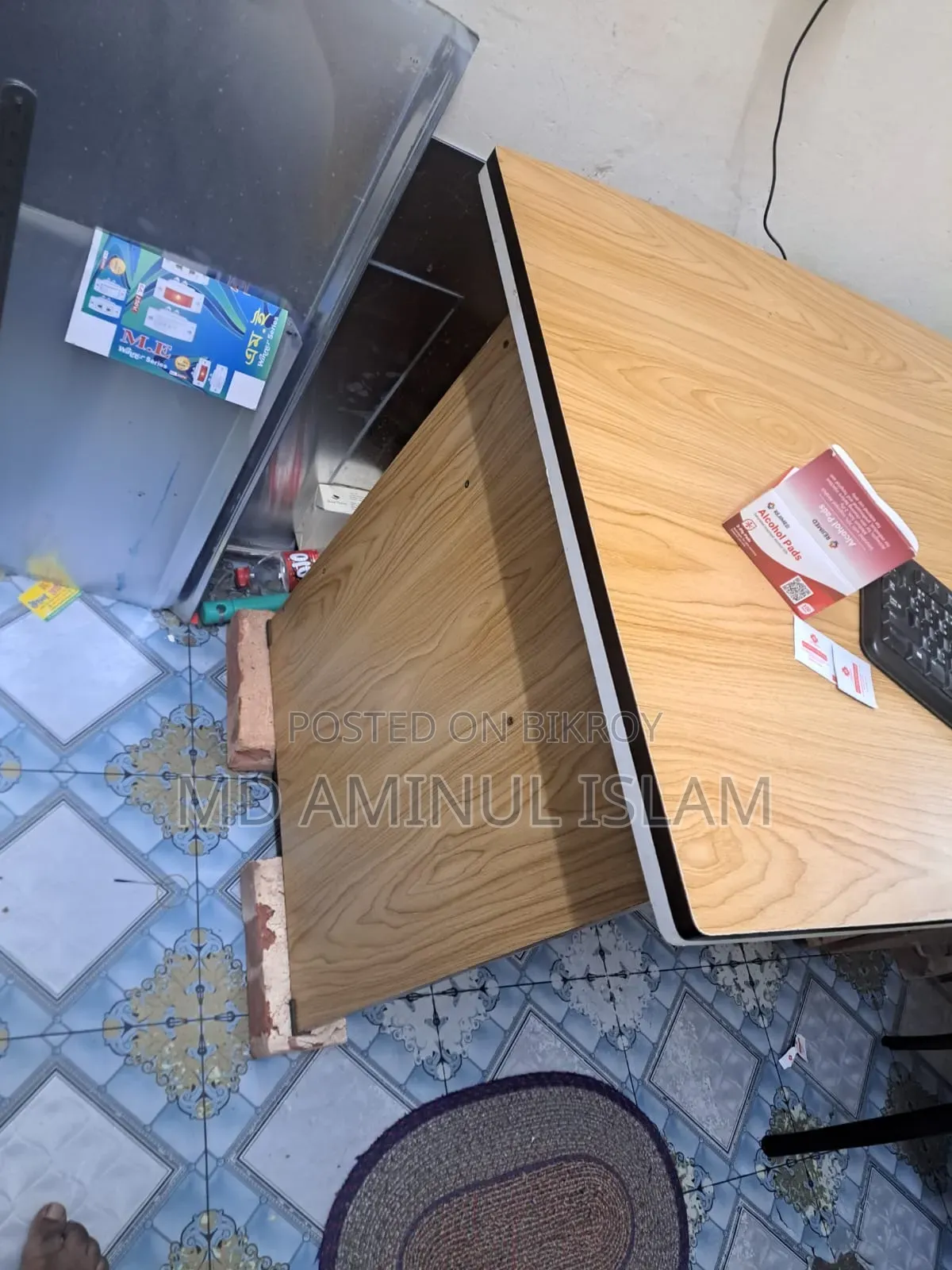 অফিস টেবিল