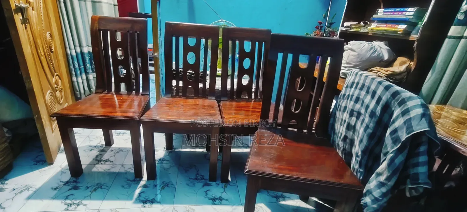 ডাইনিং টেবিল এবং চেয়ার