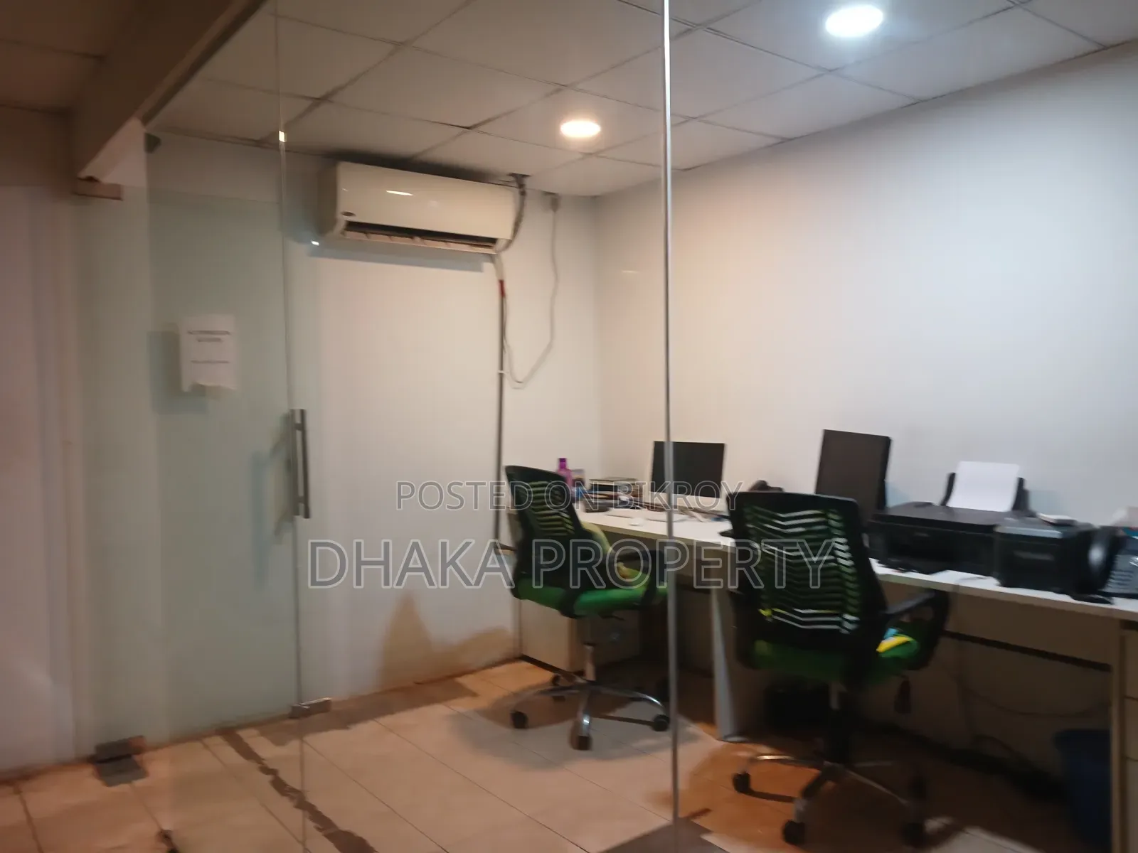 গুলশান এভিনিউতে ১০০০ বর্গফুটের সেমি ফার্নিশড অফিস ভাড়া