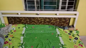 একটি ব্যবহৃত লোহার খাট বিক্রি হবে