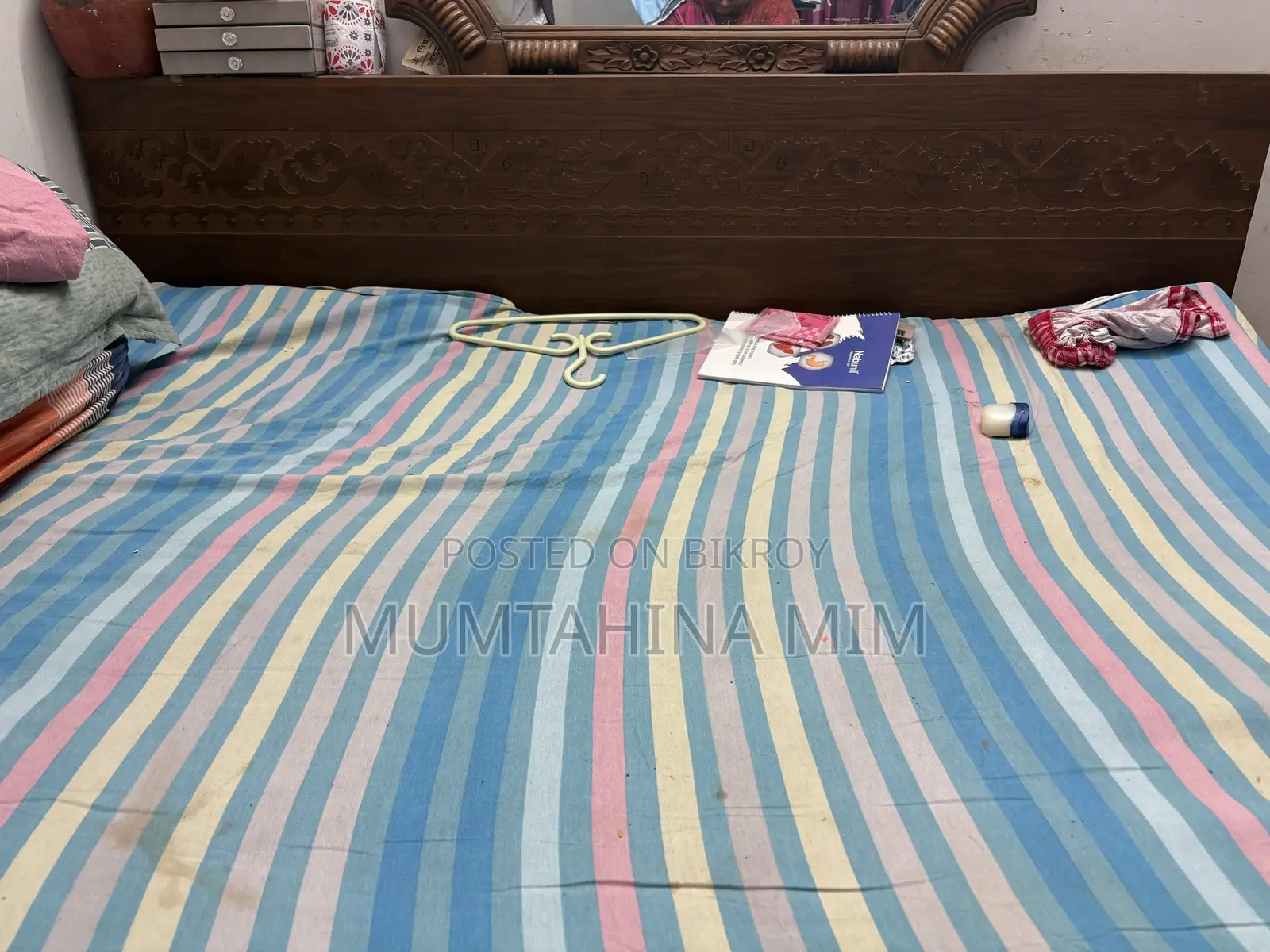 ব্যবহৃত খাট। ২০২১ সালে কেনা, খাটটি ৬ ফুট বাই ৭ ফুট।