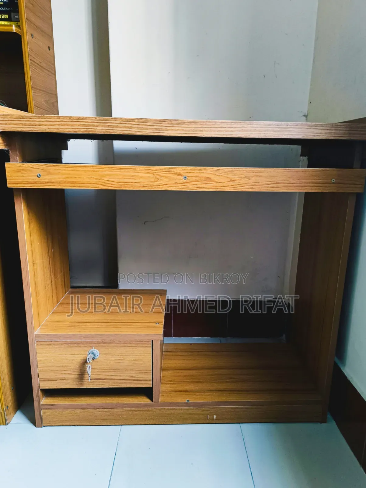 প্রায় নতুন কম্পিউটার টেবিল