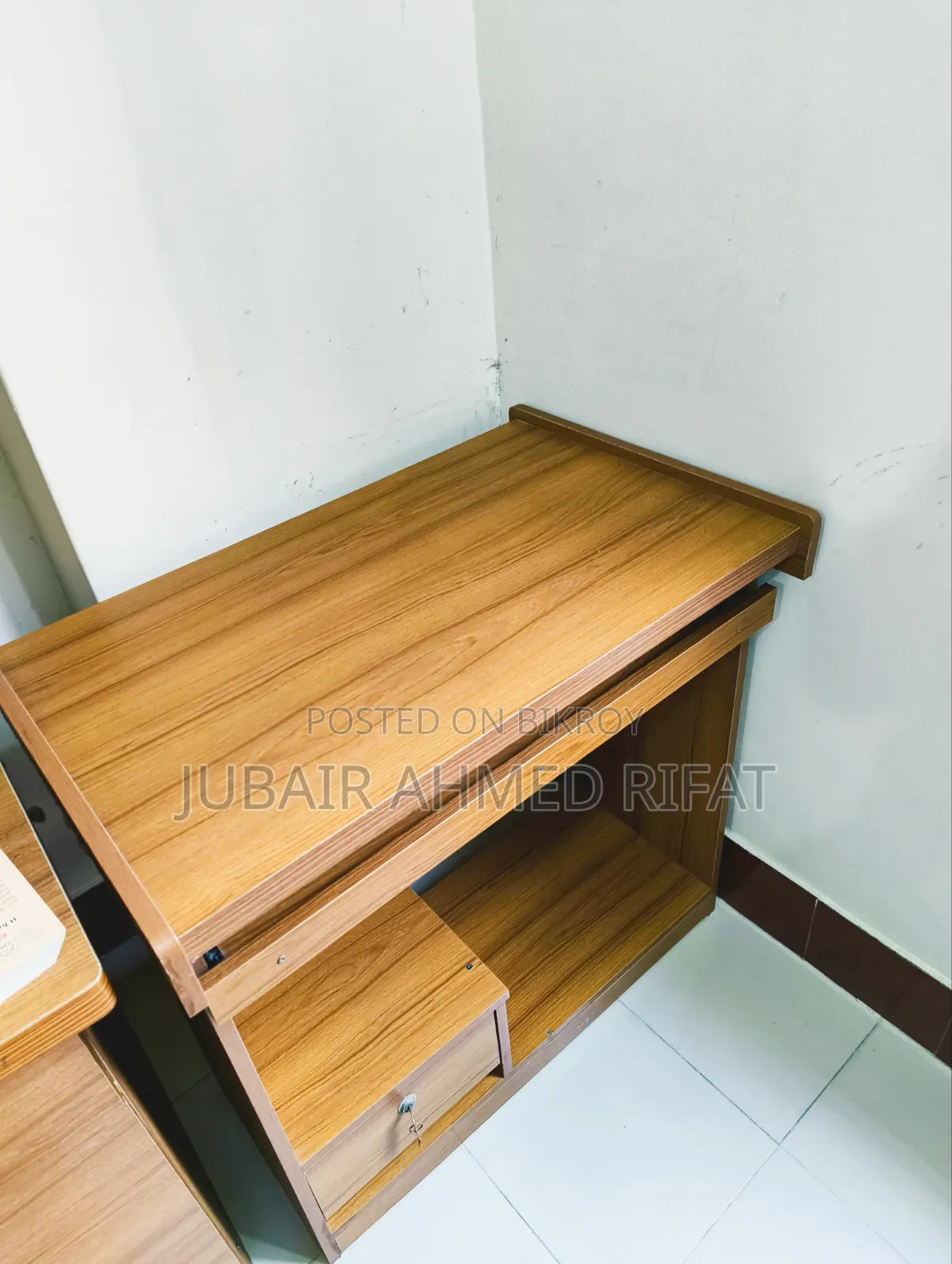 প্রায় নতুন কম্পিউটার টেবিল