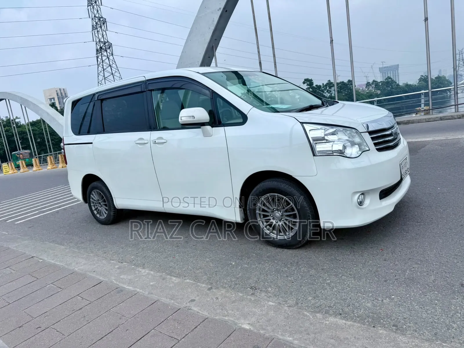 Toyota Noah 2010 White