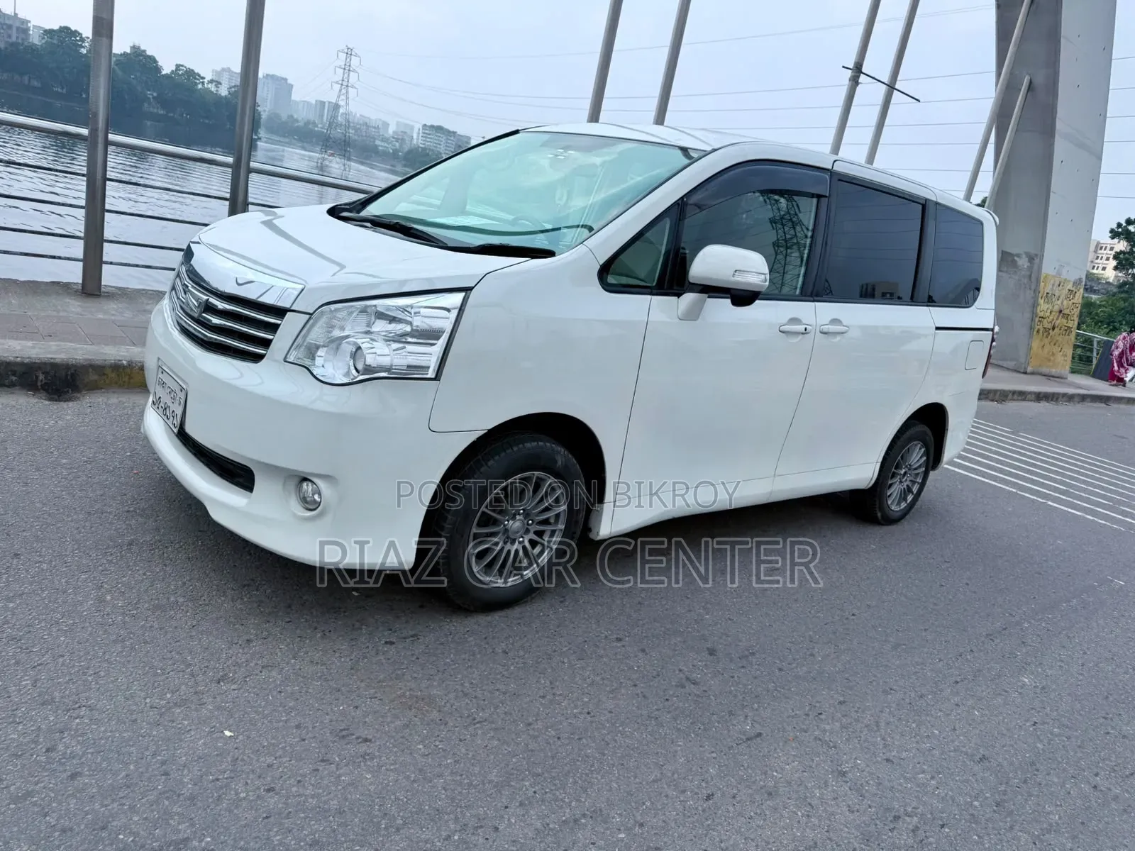Toyota Noah 2010 White