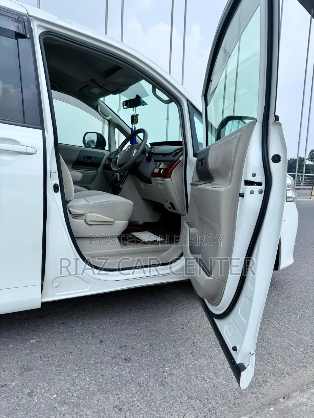 Toyota Noah 2010 White