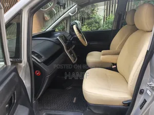 টয়োটা নোয়া ২০১১ রূপালী