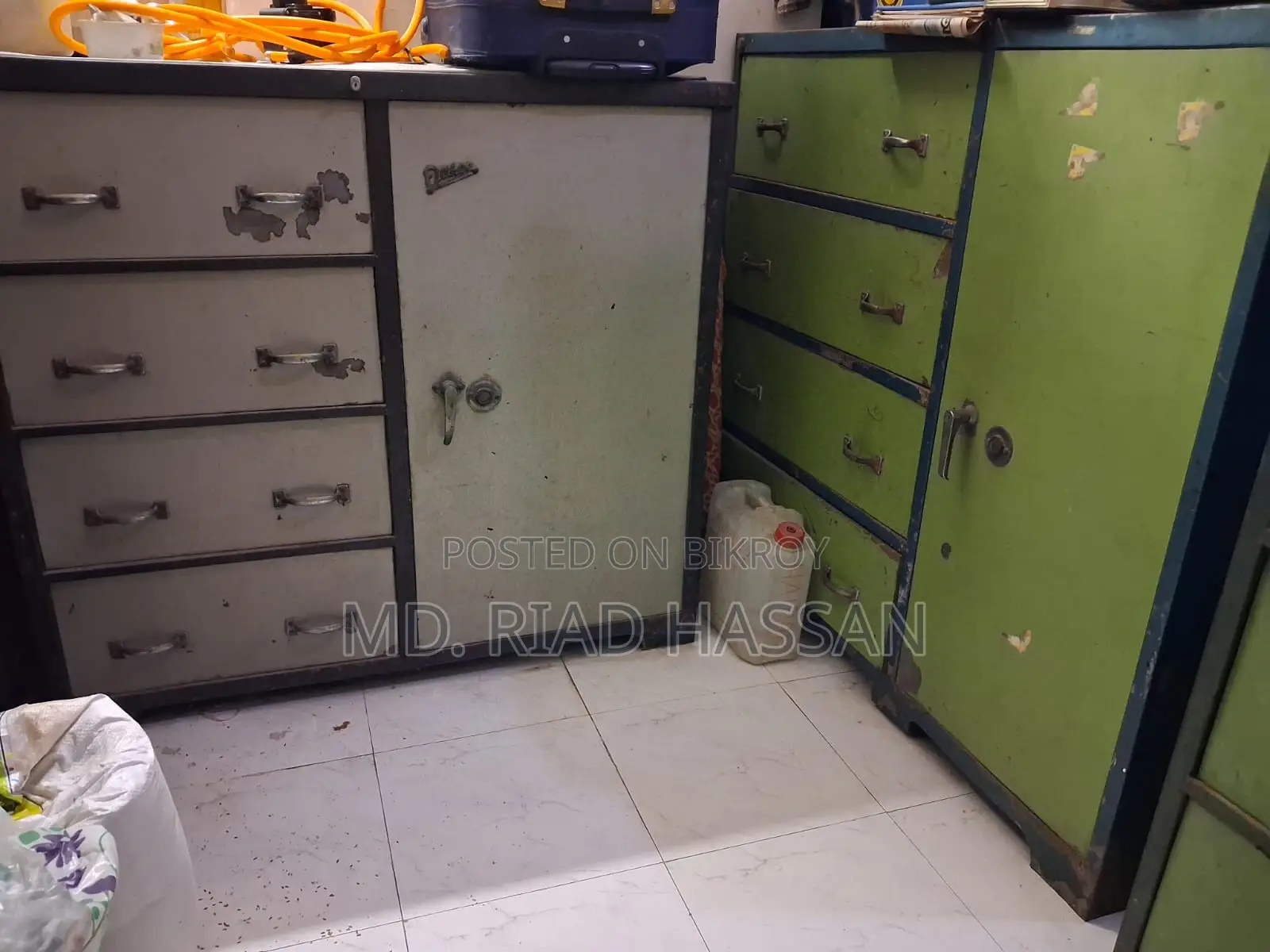 বিক্রির জন্য ২টি স্টিলের ওয়ারড্রোব