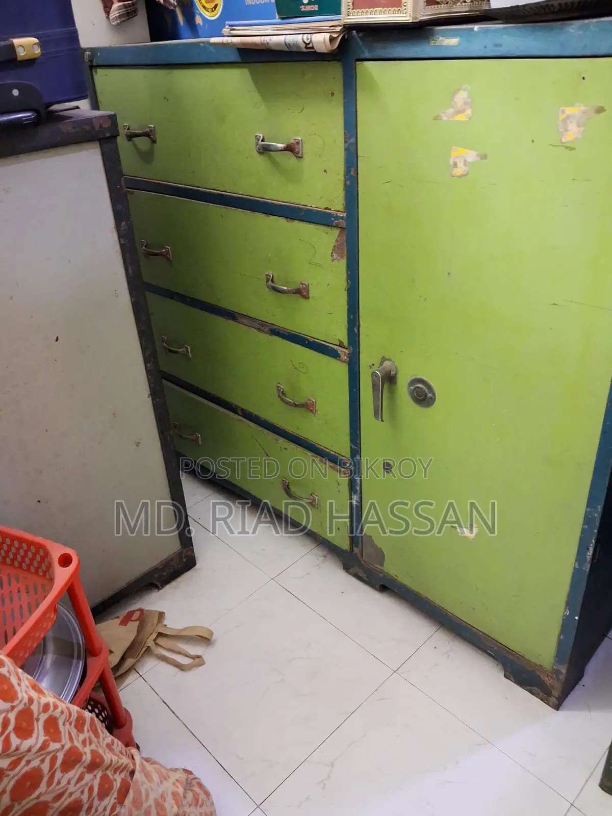 বিক্রির জন্য ২টি স্টিলের ওয়ারড্রোব