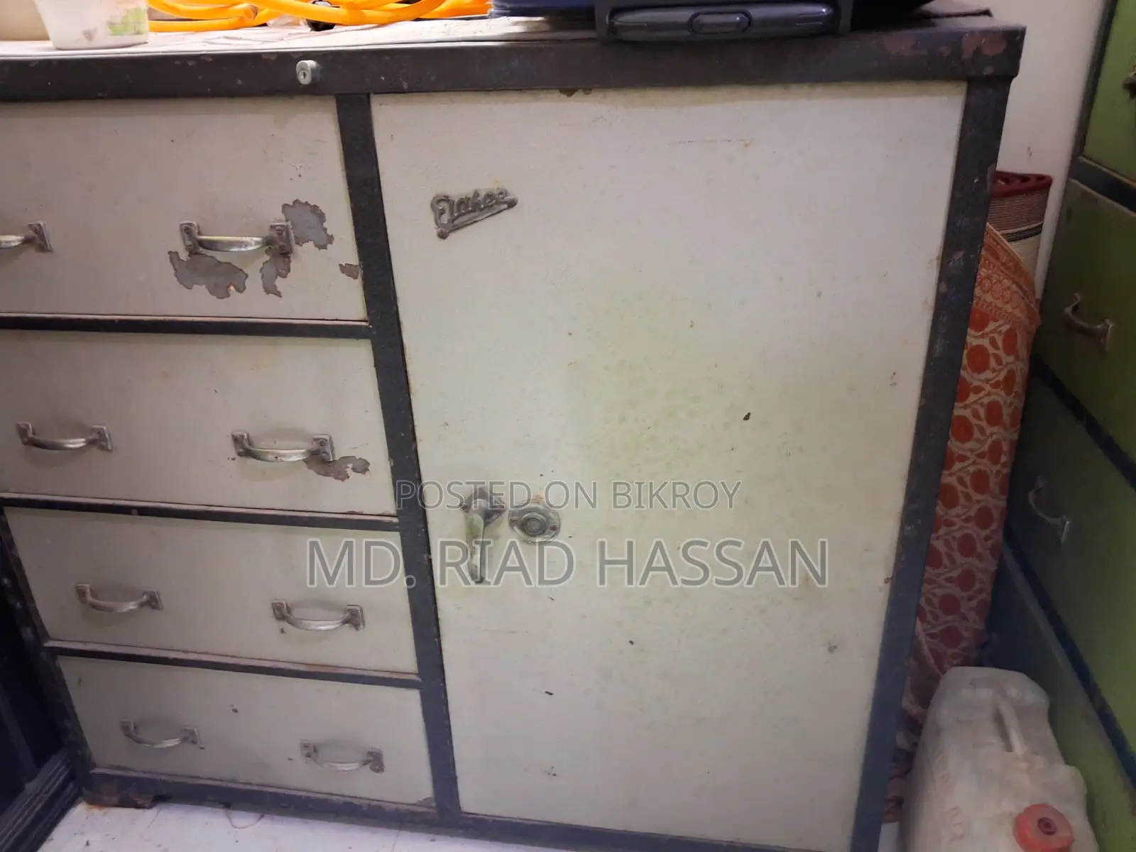 বিক্রির জন্য ২টি স্টিলের ওয়ারড্রোব