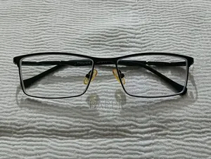 বিক্রির জন্য নতুন এবং ব্যবহৃত চশমার ফ্রেম