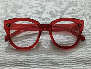 বিক্রির জন্য নতুন এবং ব্যবহৃত চশমার ফ্রেম