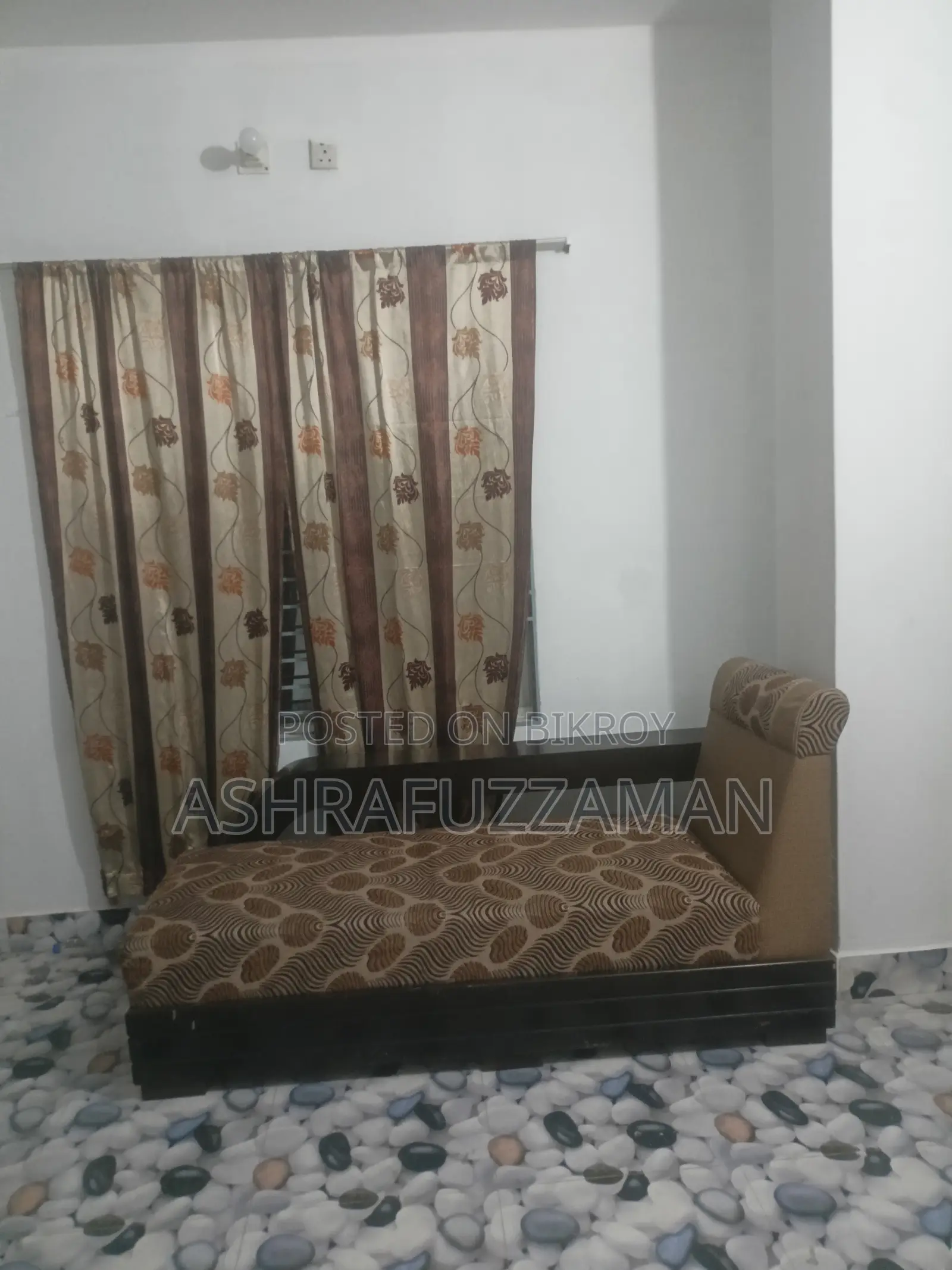 একটি সুন্দর সিপ্রিং গদি আরামদায়ক ডিভাইন