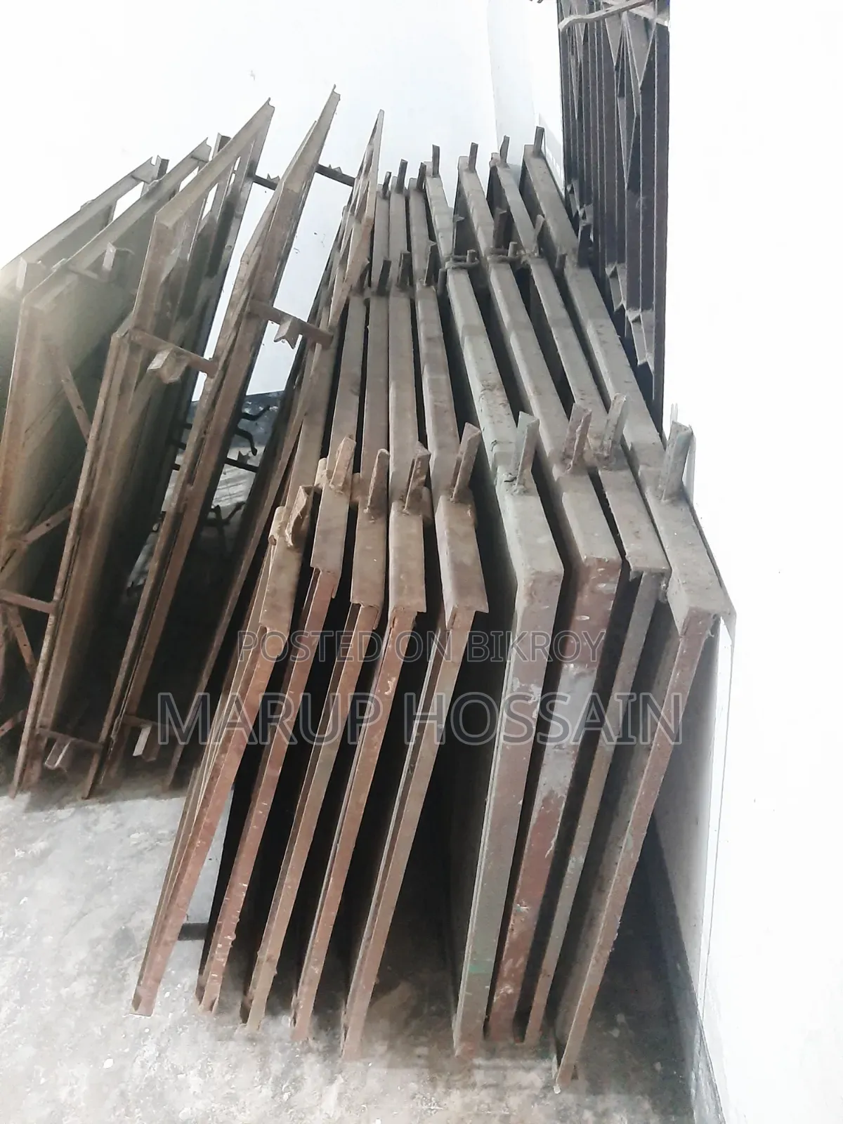 একদম নতুন ৯ টি স্টিল দরজা এবং ৮টি লোহার জানালা