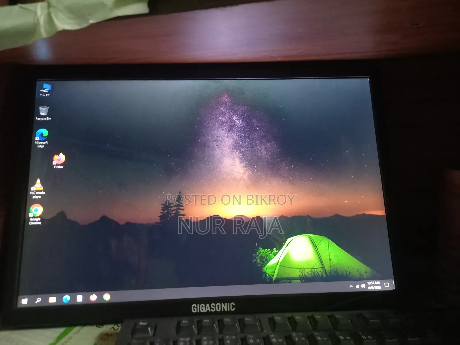 Urgent money needed, comes with box, no bargaining, fixed price